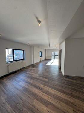 Büro - Viel Platz für Ihren Erfolg bietet dieses helle Einzelbüro mit separatem Archivraum!