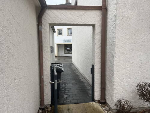 Zugang zum Haus - 4 Zimmer Etagenwohnung zum Kaufen in Edling