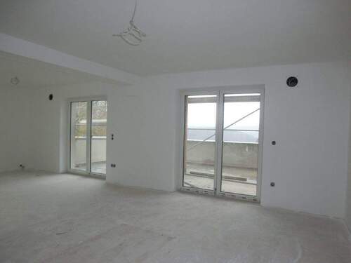 Wohnzimmer u. Küche m. Balkonausgang - Bildschöne 3-Zi. Wohnung mit Aufzug und großer Terrasse - Erstbezug! Nr. 3