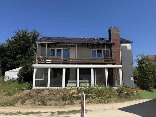 Hausansicht - Bahnhof direkt vor der Tür -Zweifamilienhaus mit Sanierungsbedarf!