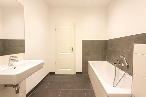 Schönes Bad mit Badewanne - 