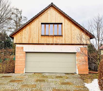 Einfahrt Garagen und Ausbauhaus - 