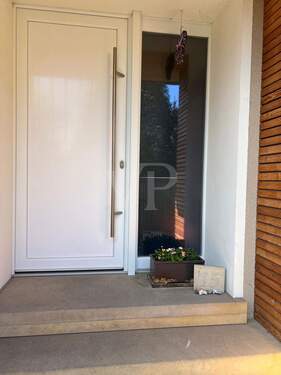 Hauseingangsbereich mit Sandsteintreppen - 