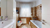 Badezimmer mit Badewanne - 