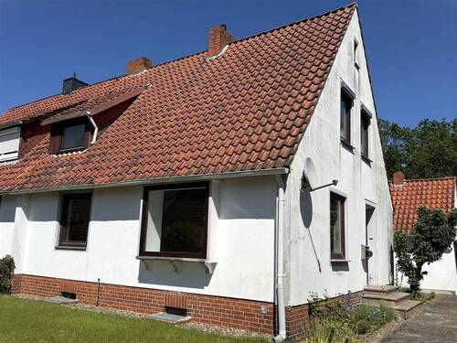 Blick von der Straße - Doppelhaushälfte mit großem Garten in familienfreundlicher Umgebung