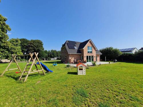 Blick vom Garten auf die Immobilie - KFW40+: Der Traum vom ländlichen, großen & neuwertigen Haus