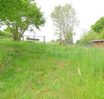 Baugrundstück mit Scheune und schöner Aussicht - Hanglage in Weilrod.