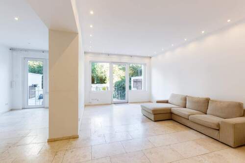 Die Erdgeschosswohnung - 1 Zimmer Mehrfamilienhaus, Wohnhaus zum Kaufen in Düsseldorf