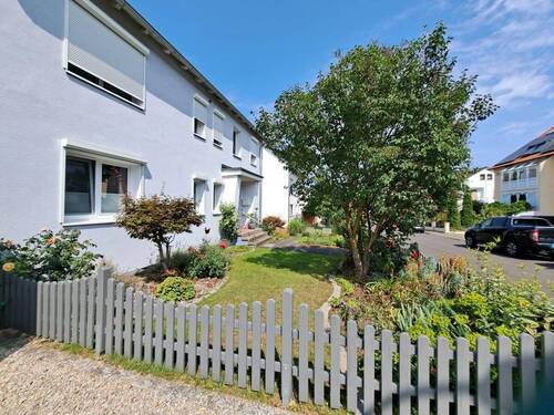 Vorgarten - 8 Zimmer Mehrfamilienhaus, Wohnhaus in Nörten-Hardenberg