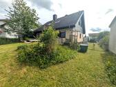 Außenansicht Garten + Haus - Grundstück in Schöneck