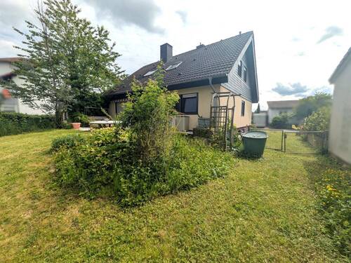Außenansicht Garten + Haus - Grundstück in Schöneck