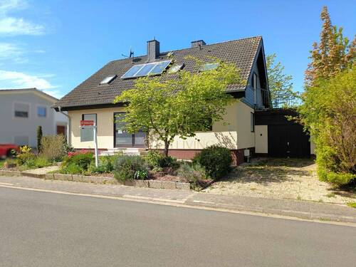Außenansicht mit Garage - 