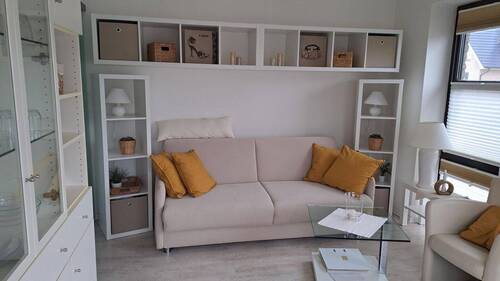 Wohnraum mit Schlafcouch - 1 Zimmer Etagenwohnung zum Kaufen in Timmendorfer Strand