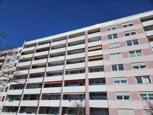 Blick Wohnanlage Südansicht - Diese Wohnung benötigt eine liebevolle Sanierung !