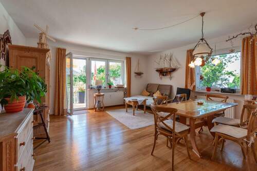 Wohnzimmer mit Balkonzugang - Wohlfühl-Wohnung: 3 Zimmer-OG mit Balkon und gepflegtem Gartenanteil