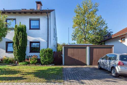 Außenansicht mit Einzelgarage (rechts) - 