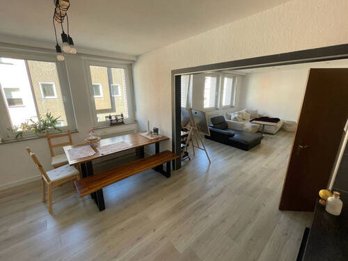 Essbereich - Große 4-Zimmer-Wohnung mit Einbauküche im 1. OG 