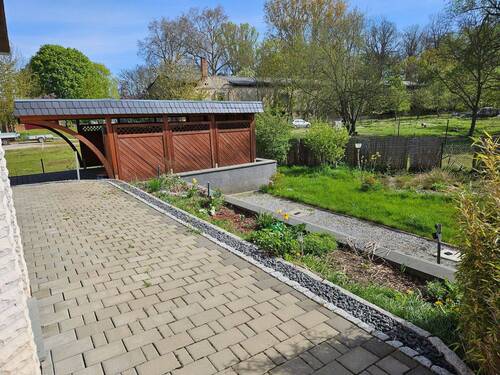 Blick zum Carport - 