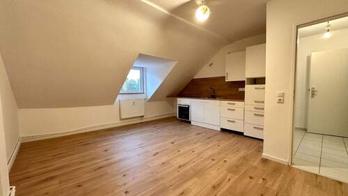 Wohnküche - Helle 2-Zimmer-Dachgeschosswohnung mit Einbauküche - frisch renoviert