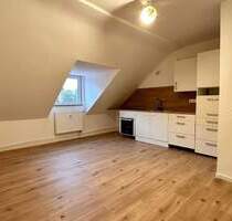Helle 2-Zimmer-Dachgeschosswohnung mit Einbauküche - frisch renoviert - Kiel Gaarden-Ost