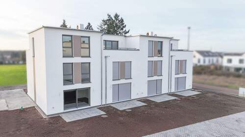 Fertige RH im 1. BA - Ihre Chance auf ein ENDHAUS!! Schlüsselfertiger Neubau INKL. Stellplätze, Malerarbeiten & Bodenbeläge