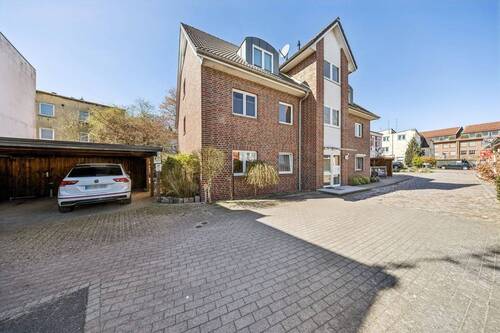 Hauseingang mit Carport - Etagenwohnung mit 60,90 m&sup2; in Elmshorn zum Kaufen