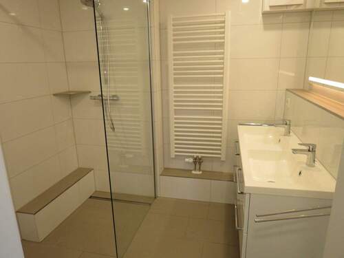 Bad mit Dusche - 