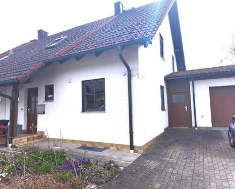 Außenansicht2 - Mehr Raum als erwartet: Doppelhaushälfte mit ausgebautem Dachspitz und großem Hobbyraum mit Freisitz