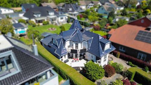 Außenansicht - Architektur-Highlight: Viel Platz für Familie, Wellness & Business