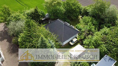 Drohne Seite - Traumlage in Sackgasse am Feldrand - neuwertiger Bungalow mit Carport und Gartenhaus - TOP
