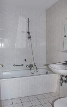 gefliestes Wannenbad - 