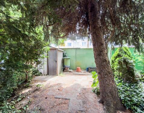 Garten Blick zur Garage - 