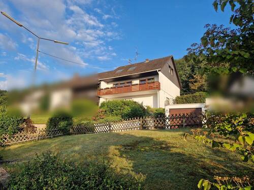 Haus---Blick-von-unterer-Str.-komplett-mit-Garage- - Einseitig angebautes Einfamilien-Haus mit Appartement in KonzOberemmel