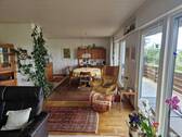 Wohnzimmer mit Blick auf gelben Sessel u Rückwand - Mehrfamilienhaus, Wohnhaus mit 288,00 m² in Konz zum Kaufen