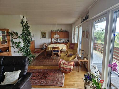Wohnzimmer mit Blick auf gelben Sessel u Rückwand - Mehrfamilienhaus, Wohnhaus mit 288,00 m² in Konz zum Kaufen
