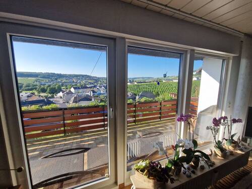 Wohnzimmer - Blick über Heizung aus Fenster.jpg - 