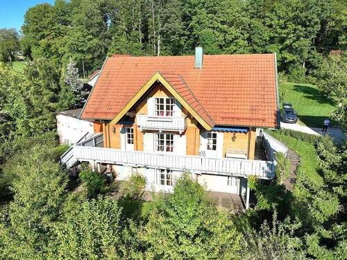 Ansicht Westseite - Hier ist Ihr Holzhaus mit dem besonderen Flair und einer Einliegerwohnung