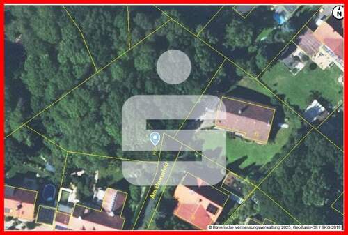 Luftbild - Idyllisches, großes Wohnbaugrundstück in Hanglage mit Waldfläche