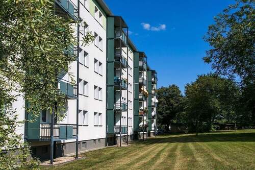 Hausansicht - 3 Zimmer Etagenwohnung zur Miete in Chemnitz