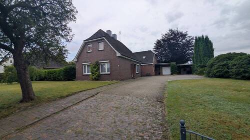 Ansicht mit Auffahrt - 7 Zimmer Einfamilienhaus zum Kaufen in Zetel