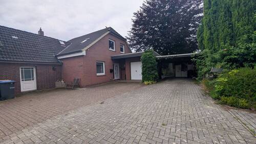 Auffahrt mit Carport - 7 Zimmer Einfamilienhaus in Zetel