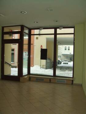 Eingang mit Schaufenstern - Gewerbeobjekt (Büro, Produktion, Verkauf) in Döbeln zur Miete