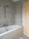 Badewanne mit Duschtrennwand - 