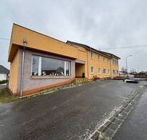 Freistehendes Zweifamilienhaus mit großem Garten in zentraler Ortslage - Lichtenborn