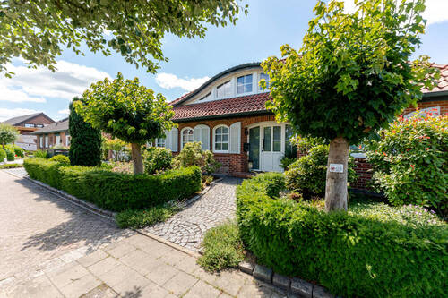 Bild 1 - Exklusives Wohnhaus in Nordhorn-Neuberlin - Stil, Komfort und Gartenparadies vereint