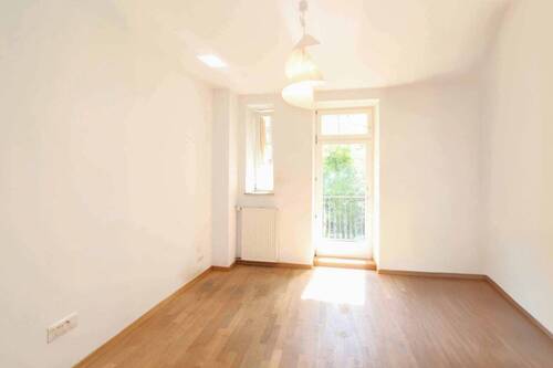 Wohnzimmer - Charmante 3-Zimmer-Altbauwohnung mit Süd-Balkon in München!