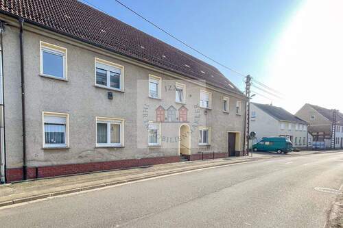 Straßenansicht II - Vollvermietet mit Garten, Garagen und Stellplätzen