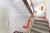 Treppe vom EG zum OG mit Abstellkammer - 