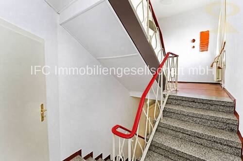 Treppe vom EG zum OG mit Abstellkammer - 