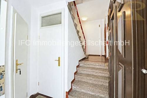 Hauseingang mit Kellerzugang - Mehrfamilienhaus, Wohnhaus mit 153,00 m&sup2; in Raguhn-Jeßnitz zum Kaufen